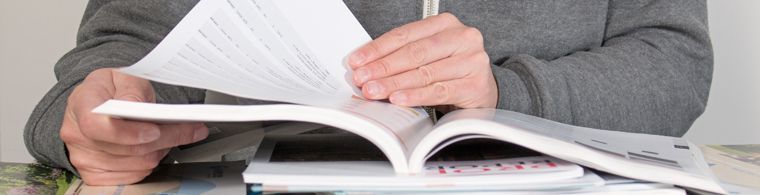 Vier Broschüren von RADEMACHER, darunter der Gesamtkatalog 2024 und SmartHome-Informationen, liegen nebeneinander.